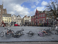 903593 Gezicht op de Neude te Utrecht, met op de voorgrond een reeks omgevallen fietsen.